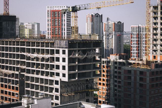 Impresión para constructoras con carteles de obra, lonas, señalética, planos, dossieres y material corporativo
