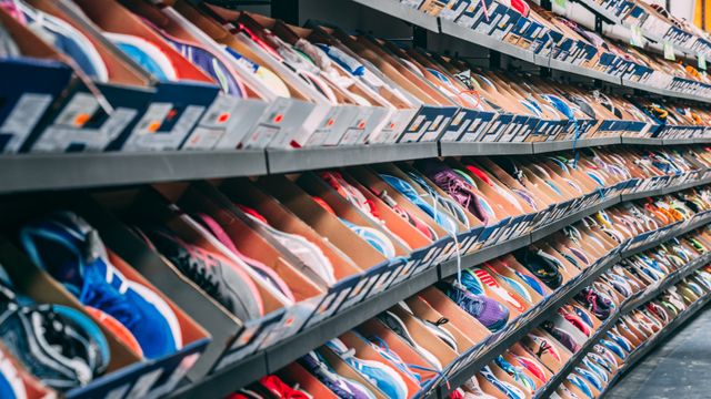 Impresión para retail con PLV, carteles, vinilos, displays, packaging y material gráfico para tiendas