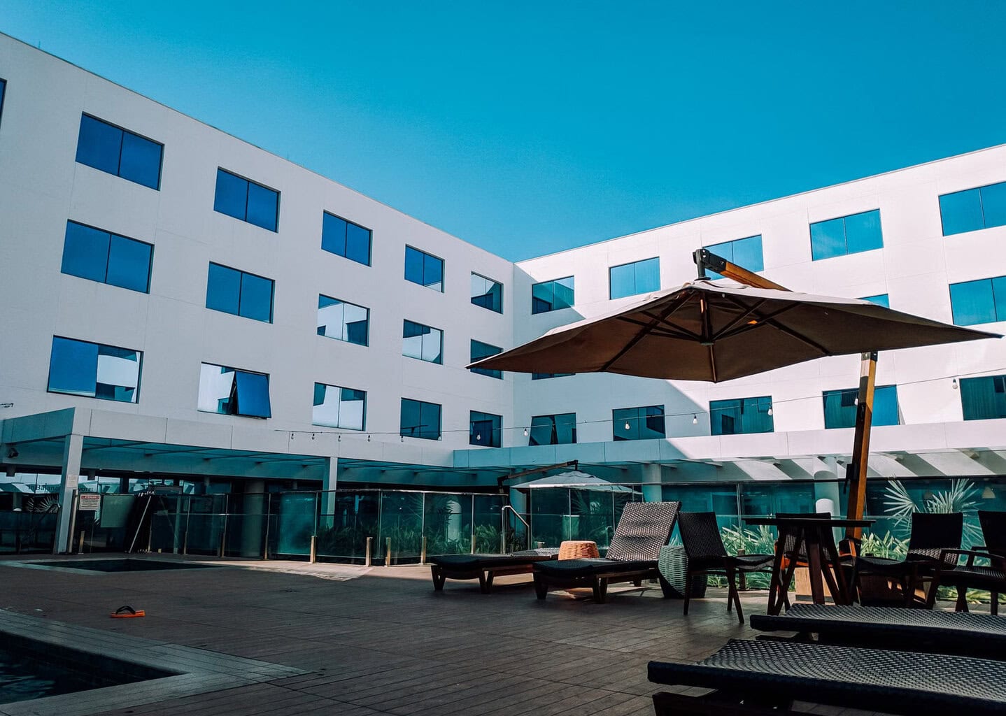 Impresión para hoteles con folletos, portallaves, blocs de notas, displays, señalética, amenities y material de habitación